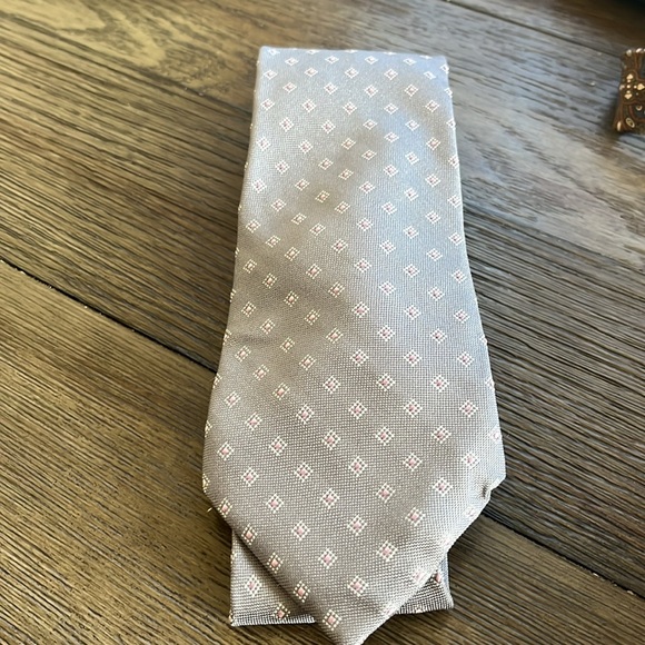 Michael Kors Gray with Light Pink Dotted Squares Print Silk Mens Tie - Picture 1 of 6